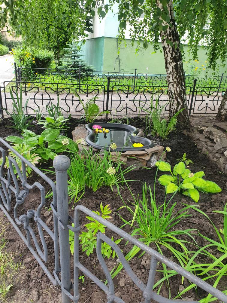 15.05.23.Привели клумбу в порядок